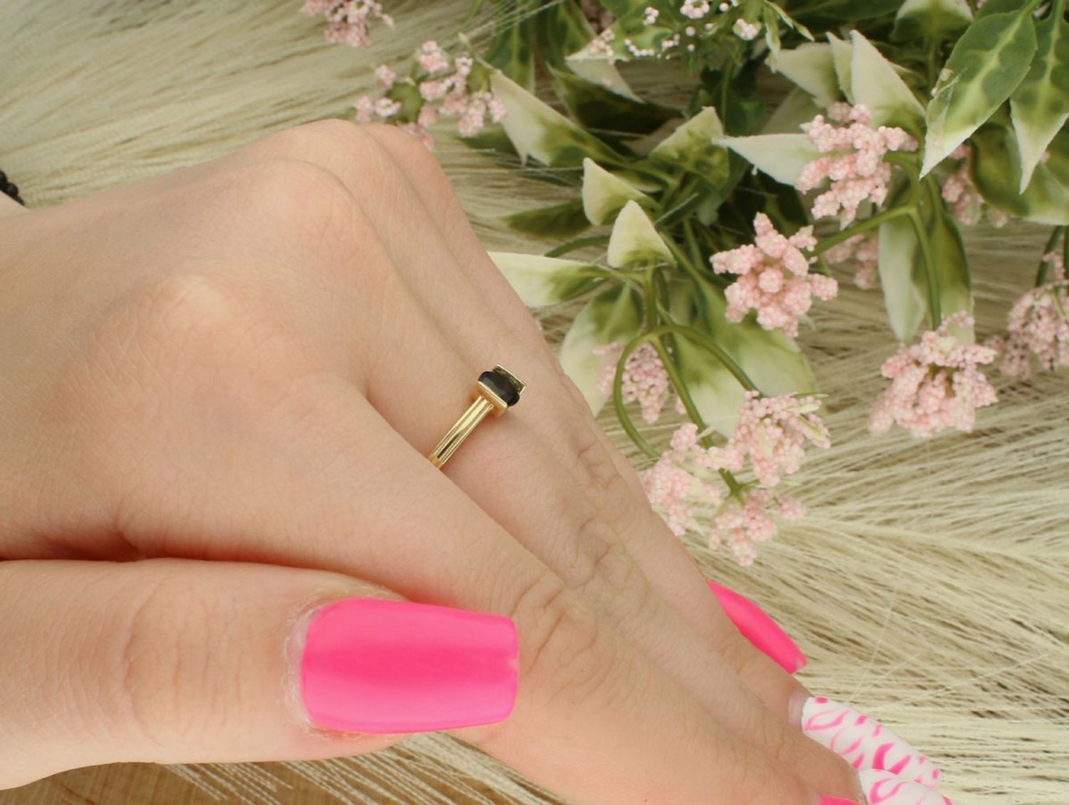 Złoty pierścionek damski PI 6775A próby 585 z czarną cyrkonią 5 mm. Szerokość szyny 1 mm, waga 2,00 g. Elegancka i subtelna biżuteria dla kobiet z charakterem.1.jpg